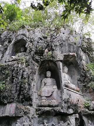 Aus dem blanken Fels gehauen: Nischen mit Buddhabildnissen © © Mario Hiemer Aus dem blanken Fels gehauen: Nischen mit Buddhabildnissen