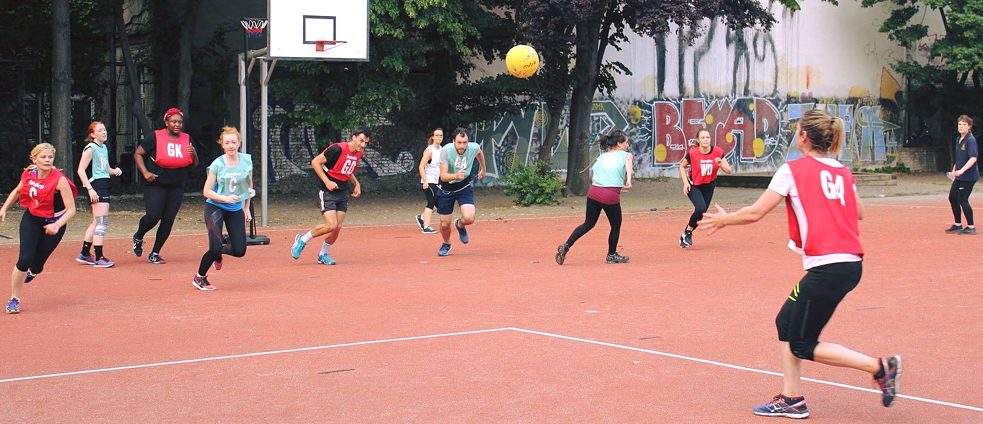 Netball Berlin players chase down the ball