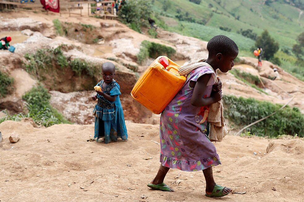 <b>မိုဘိုင်းဖုန်းများအတွက် ကလေးလုပ်အား</b><br>ကမ္ဘာ့ကုလသမဂ္ဂ ၏ စစ်တမ်းများ အရ ကမ္ဘာတစ်ဝှမ်းတွင် ကလေးသူငယ်ပေါင်း ၁၆၈ သန်းခန့် အလုပ်လုပ်နေကြရပြီး အများစုမှာ အာဖရိကတိုက်တွင်  ဖြစ်ပါသည်။ UNICEF ၏စစ်တမ်းများအရ ကွန်ဂိုဒီမိုကရက်တစ်သမ္မတနိုင်ငံတောင်ပိုင်းရှိ သတ္တုတွင်းများတွင် ကလေးသူငယ် လေးသောင်းကျော် အလုပ်လုပ်နေရသည်။ ကွန်ဂိုနိုင်ငံသည် မိုဘိုင်းဖုန်းများ ထုတ်လုပ်ရန်အတွက် မရှိမဖြစ်လိုအပ်သော ကော်လ်တန်၊ ကိုဘော့ နှင့် အခြား အဖိုးတန်သတ္တုများ တင်ပို့သည့် အဓိက နိုင်ငံများအနက် တစ်နိုင်ငံဖြစ်‌သော‌ကြောင့်ဖြစ်သည်။ ကမ္ဘာနှင့်အဝှမ်း အီလက်ထရောနစ်ထုတ်ကုန်များ ဝယ်လိုအား ကြီးထွား လာသည်နှင့်အမျှ ကုန်ကြမ်းပစ္စည်းများလိုအပ်မှုလည်း မြင့်တက်လာသည်။ သဘာဝအရင်းအမြစ်များကို ထိန်းချုပ်ခွင့်ရရန်အတွက် သတ္တုတွင်းဒေသများတွင် အကြမ်းဖက် ပဋိပက္ခများ ဖြစ်ပွားလာသည်။ သတ္တုတူးဖော်မှုနှင့်အတူ လူ့အခွင့်အရေးချိုးဖောက်မှုများ၊ ကျန်းမာရေးဆိုင်ရာ ဘေးအန္တရာယ်များနှင့် စိုက်ပျိုးမြေပျက်စီးမှုများ  ယှဉ်တွဲလျက်ဖြစ်‌ပေါ်လာကြသည်။