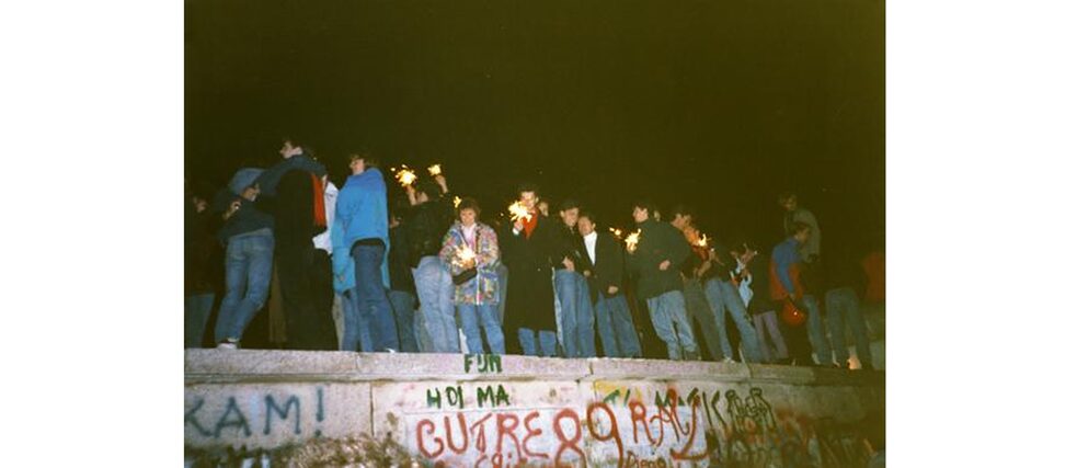 Con luces de Bengala sobre el Muro de Berlín: Puerta de Brandemburgo el 10 de noviembre de 1989