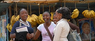 Moderne junge Frauen auf einem Markt in Nairobi (Kenia)