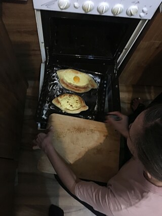 Meriko, eine georgische Freundin von uns, die wir übers Sprachtandem kennengelernt haben, zeigt uns, wie man Adjarian Khachapuri macht.