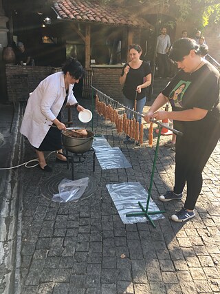 „Georgisches Snickers“ – als Wander-Begleiter, in der Herstellung, am Straßenrand