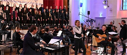 Un chœur, des musiciens et une chanteuse