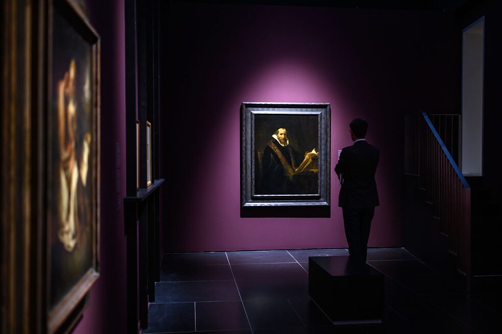 Delle circa 110 opere esposte alla mostra “Inside Rembrandt” al Wallraf-Richartz-Museum di Colonia, sono tredici le tele realizzate dal maestro.