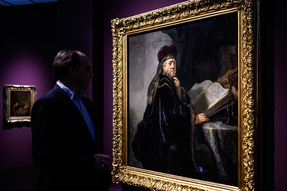 Le Savant à son pupitre de Rembrandt vient de la Galerie Nationale de Prague et ne fut jusqu’ici prêté qu’une seule fois pour une exposition.