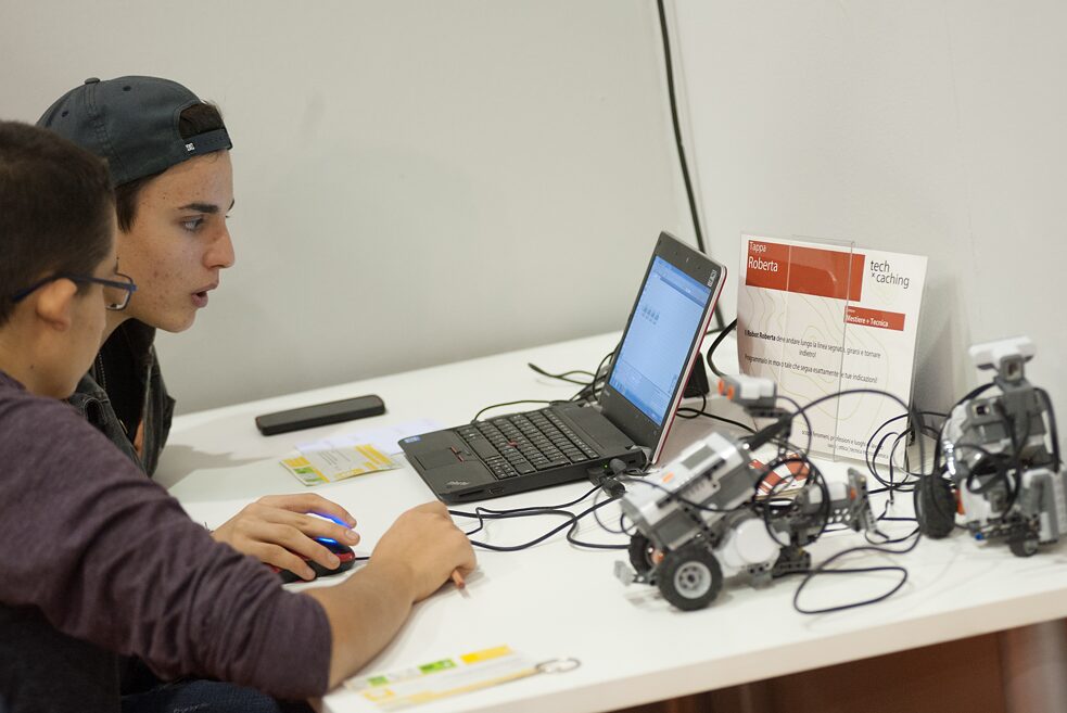 Gli studenti programmano piccoli robot 