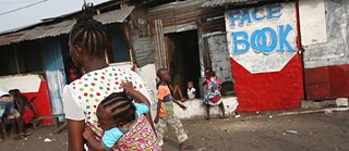 In Liberia betalen mensen voor de Facebook-dienst ‘Free Basics’ met hun persoonlijke gegevens.  © Foto (fragment): © John Moore/ Getty Images In Liberia betalen mensen voor de Facebook-dienst ‘Free Basics’ met hun persoonlijke gegevens. | Foto (fragment): © John Moore/ Getty Images