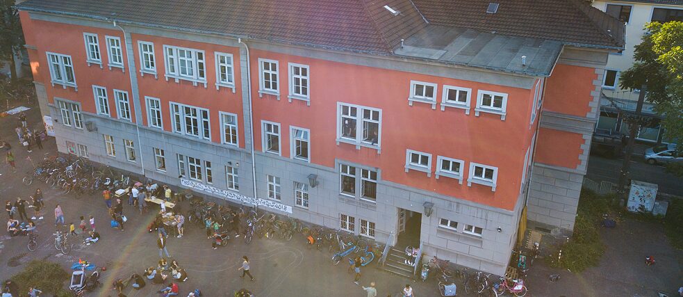 « L’ancienne VHS » : dans le bâtiment de l’ancienne Volkshochschule (université populaire) a vu le jour un centre culturel de gauche.