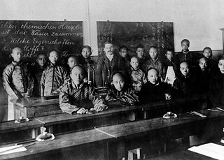 China: Qingdao (Tsingtau), capital of the former German colony Kiautschou: Chinese pupils with their German teacher in the classroom. Undated, probably around 1910