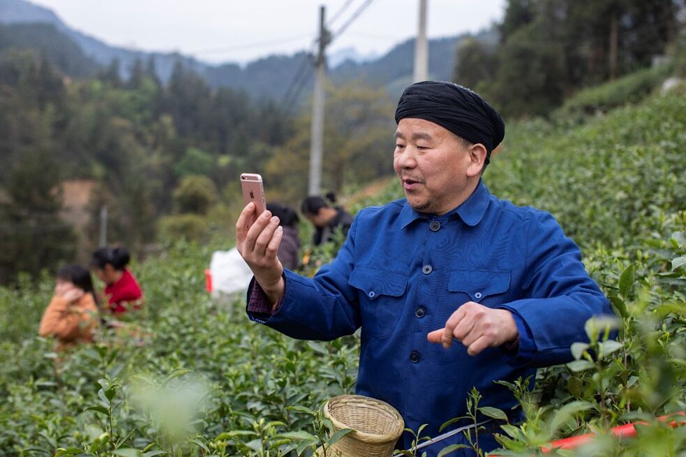 Onkel Huang beim Livestreaming vom Teefeld