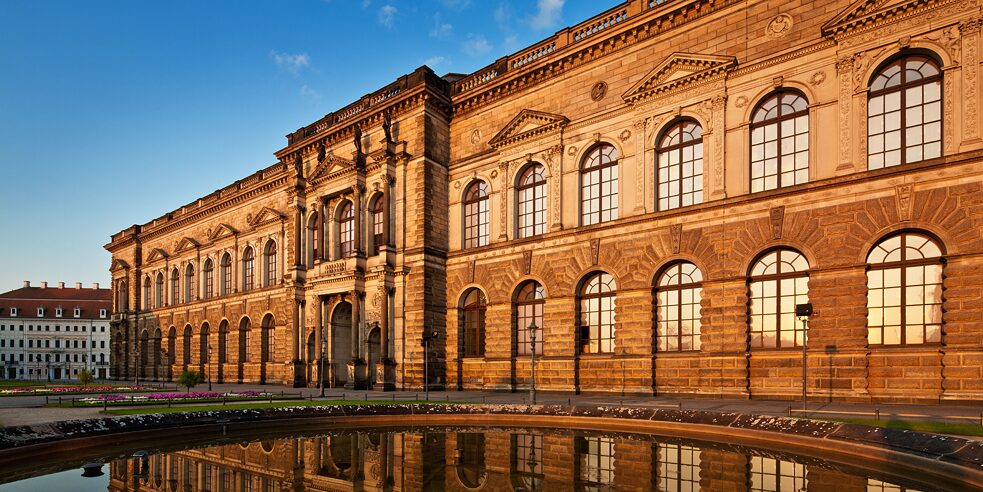 La Galleria Semper allo Zwinger di Dresda è stata costruita a metà del XIX appositamente per la conservazione dei tesori artistici della città.