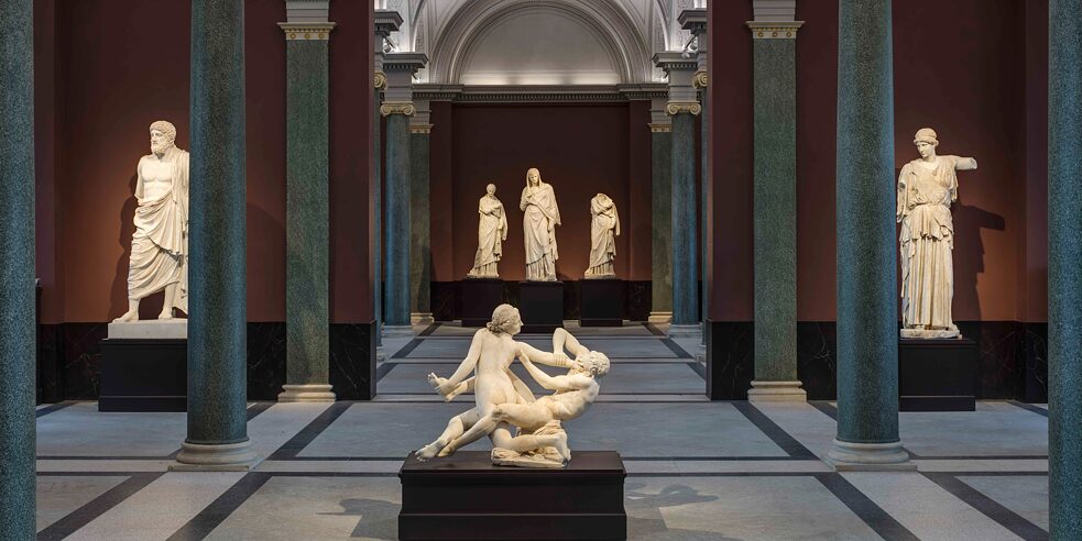 Le sculture antiche da allora risplendono di una nuova luce - nel luogo che l’architetto Gottfried Semper da sempre aveva previsto per loro: la galleria al primo piano.