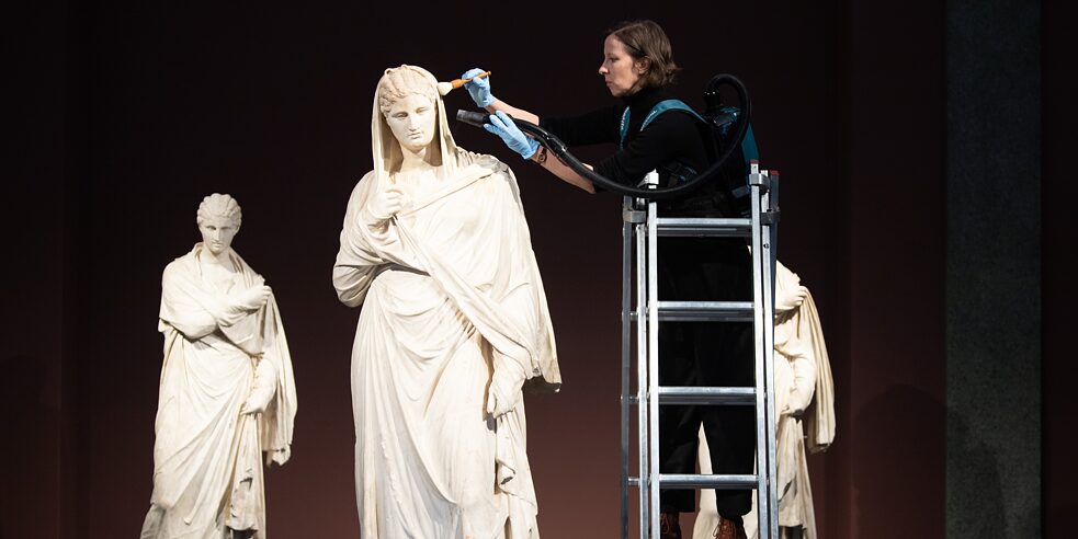 Il culmine della Sala delle Antichità è rappresentato dalle tre sculture in marmo dette le Donne di Ercolano, ripulite a ridosso dell’inaugurazione dal direttore della Collezione di Sculture.