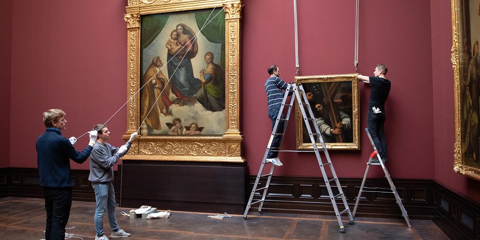 Proprio sopra di loro, al primo piano, si trova la “Madonna Sistina” di Raffaello, accanto alla quale è affisso il dipinto “La salita al calvario”.