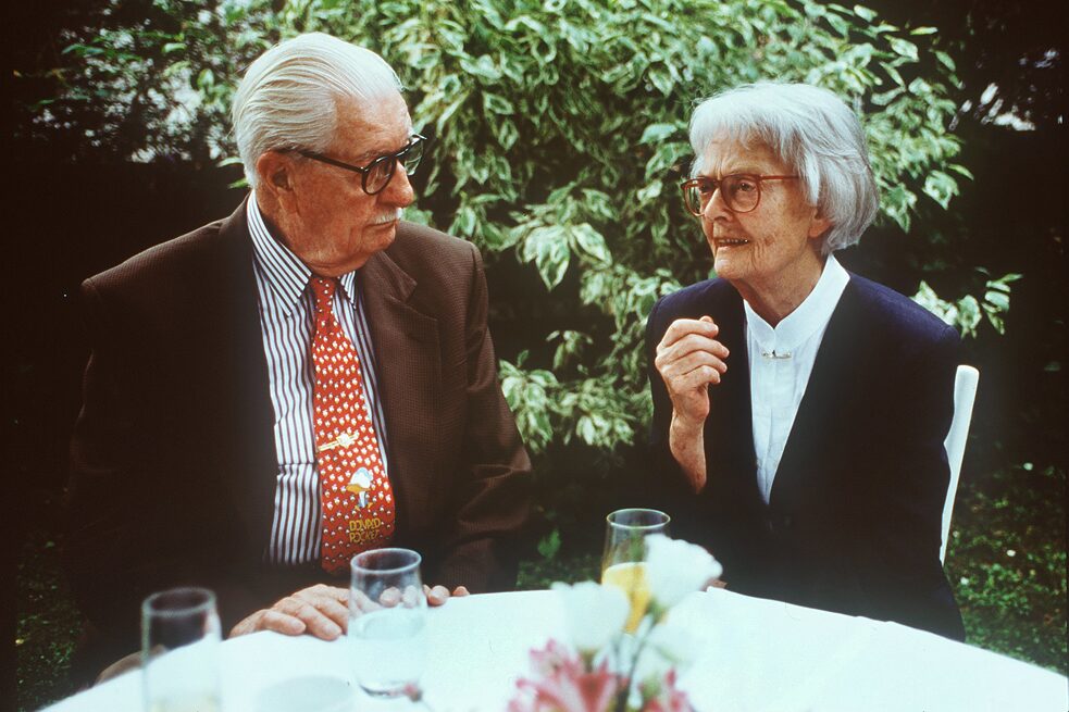 Colloquio tra Erika Fuchs, prima caporedattrice della rivista di Topolino, e Carl Barks, l’ideatore di Paperino. Monaco, 1994. 