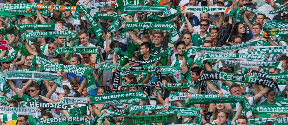 Fans du Werder Bremen dans la tribune Est du stade de la Weser. 