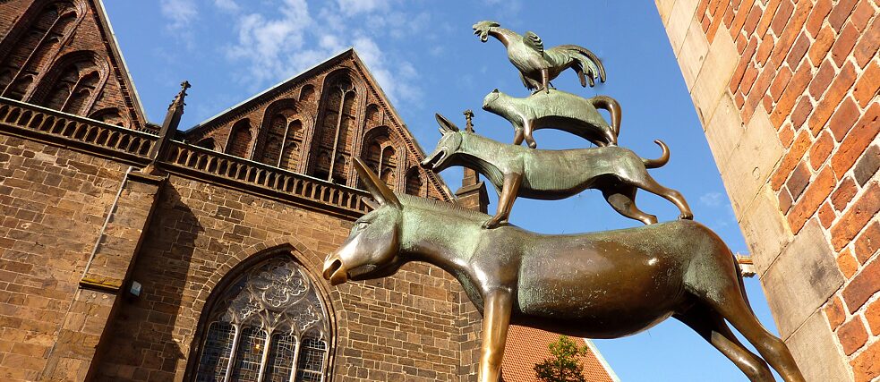 La statue des Musiciens de Brême située devant l’hôtel de ville est devenue l’emblème de la ville.