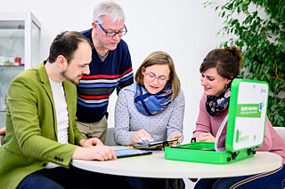 Lehrkräfte schauen sich das Angebot von DigiBits an. © Foto: Christian Kruppa, © Deutschland sicher im Netz e.V DigiBits – Digitale Bildung trifft Schule