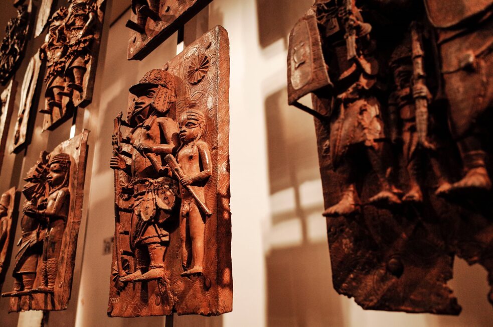 Restitution: 13. Februar 2020, London, Vereinigtes Königreich: Ausschnitt aus der umstrittenen Ausstellung der Benin-Plaketten (besser bekannt als die Benin-Bronzen) im British Museum in London. Das Museum, eine der wichtigsten Touristenattraktionen Londons, ist selten weit entfernt von Kontroversen, von seiner langjährigen Weigerung, dem griechischen Wunsch nach einer Rückführung der Parthenon-Skulpturen (auch bekannt als Parthenon- oder Elgin-Marbles) nachzukommen, über andere Debatten über die Rückgabe von Artefakten wie dem Rosetta-Stein (aus Ägypten) und den Benin-Bronzen (aus dem heutigen Nigeria) bis hin zu dem jüngsten Druck von Klimaaktivisten wegen der Sponsorbeziehungen der Institution zu dem Ölriesen BP.