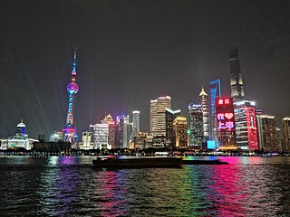 Die Skyline des Stadtteils Pudong bei Nacht