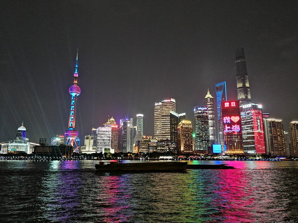 Die Skyline des Stadtteils Pudong bei Nacht