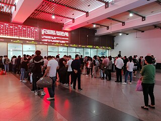 Lange Schlangen in der Schalterhalle sind ein ganz normaler Anblick