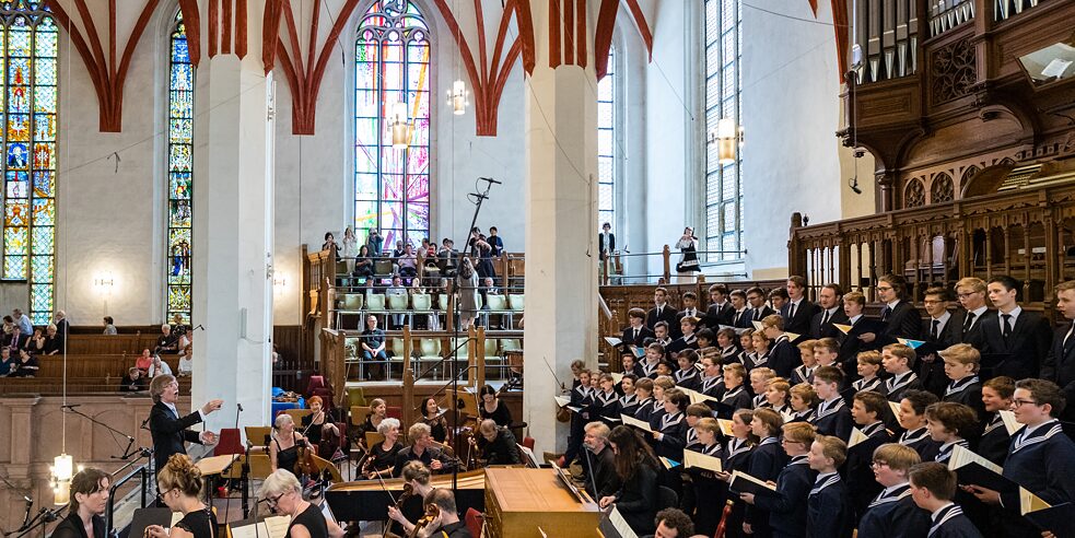 Come cantore della chiesa di San Tommaso, Bach ha diretto per 27 anni il coro dei Thomaner (a destra nella foto).