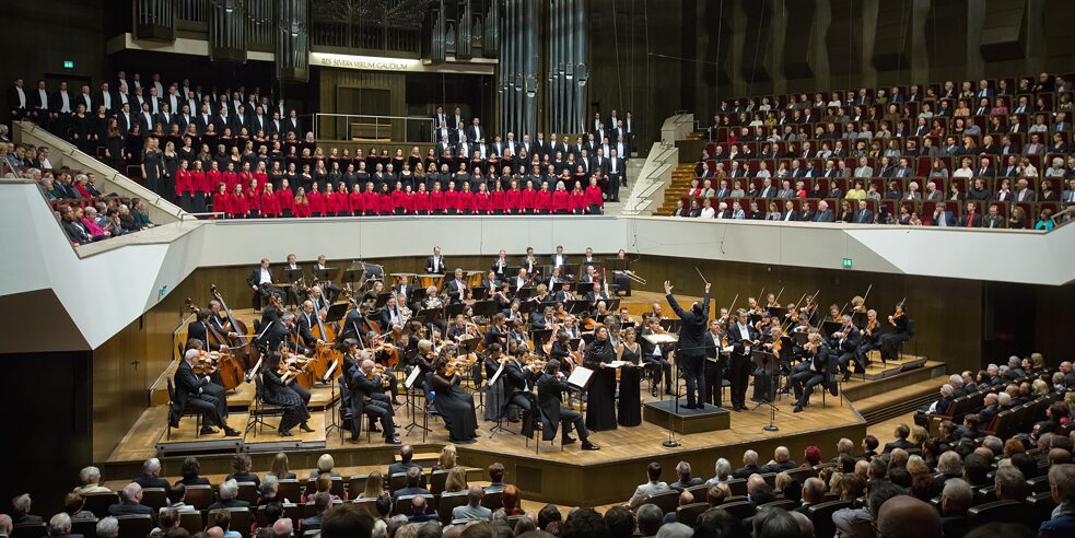 La orquesta tocó el primer ciclo completo de las nueve sinfonías de Ludwig van Beethoven aún estando en vida el compositor. También estrenó su Triple concierto y su quinto concierto para piano.