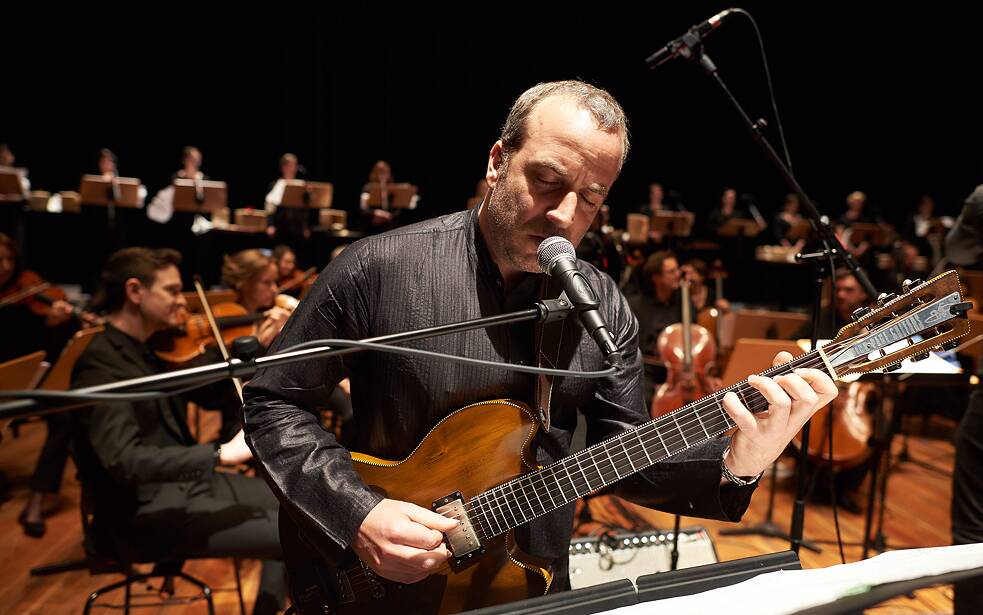 Foto von Marc Sinan mit den Dresdner Sinfonikern auf der Bühne.