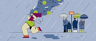 Personne joyeuse avec casque, faisant du jogging sous la pluie