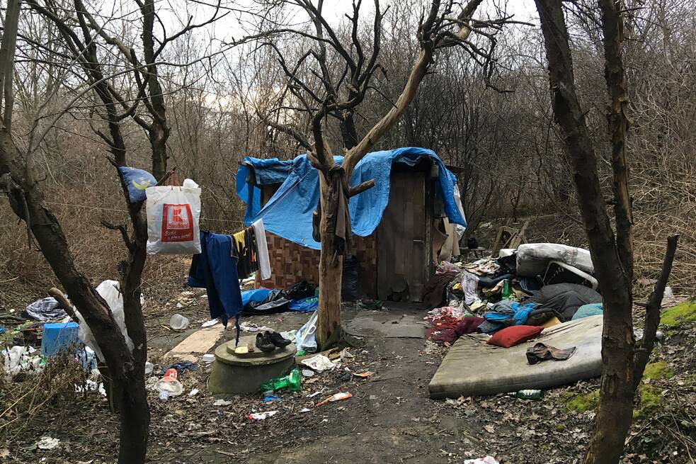 Obydlí bezdomovců na „Dýmové hoře“