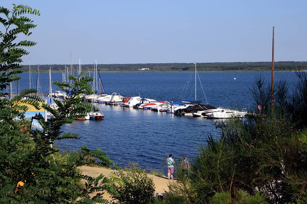 Geierswalder See: Hier gibt es Raum für Wassersport und ein Motorboot-Hafen.