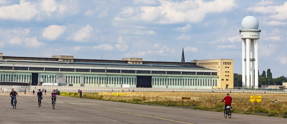 L’area dell’ex aeroporto Tempelhof è uno dei più grandi spazi aperti al mondo all’interno di un centro urbano.