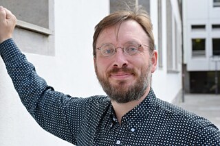 Christian Vater war im Sonderforschungsbereich „Materiale Textkulturen“ der Deutschen Forschungsgemeinschaft tätig und arbeitete in verschiedenen Start-Ups als wissenschaftlicher Referent. Er promoviert in Heidelberg zu Alan Turing und künstlicher Intelligenz in der Philosophie. 