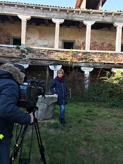 Miriam Hlavačková v novembri 2019 počas nakrúcania dokumentárneho filmu na ostrove Lazzaretto Vecchio neďaleko Benátok. Sem od roku 1403 posielali do karantény ľudí, ktorí vykazovali symptómy lepry alebo iného ochorenia.