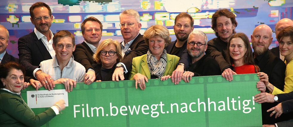 Deklaratsioon jätkusuutlikkuse kohta filmi- ja seriaalitootmises. Kultuuriminister Monika Grütters koos filmitööstuse ja ringhäälingusektori esindajatega veebruaris 2020.