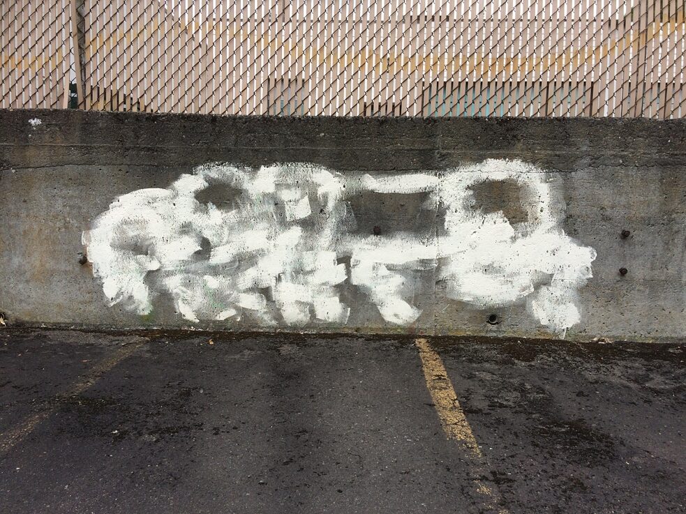 L’art subconscient de l’enlèvement des graffitis : Un tag devenu « fantôme ».