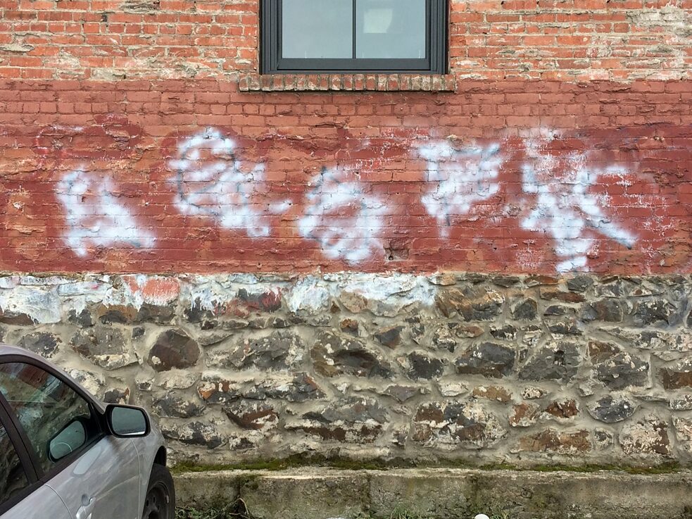 L’art subconscient de l’enlèvement des graffitis : Des gribouillages rapides pour couvrir un tag. Un exemple d’un enlèvement de graffiti réactionnaire. 