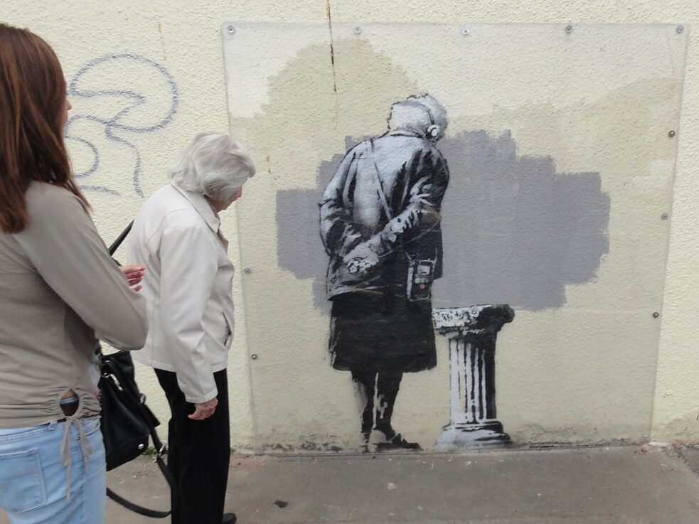 L’art subconscient de l’enlèvement des graffitis : « Art Buff », œuvre d’art urbain de Banksy à Folkeston, Kent, 2014. Son titre, « Art Buff », est un jeu de mots sardonique. Un « Art Buff » est un passionné d’art et un « buff » (ou « buffing ») est l’argot qui désigne la peinture appliquée par-dessus un graffiti. 