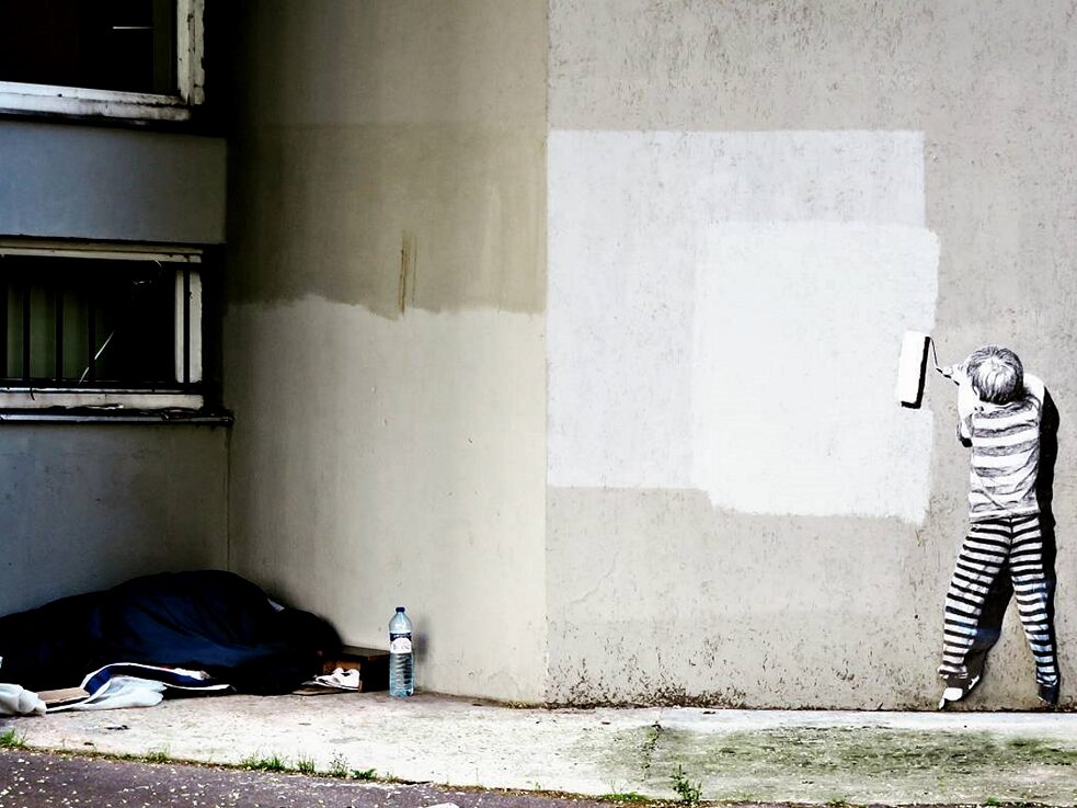 L’art subconscient de l’enlèvement des graffitis : Commentaire sur l’art urbain « On ne peut pas peindre par-dessus la pauvreté ». Œuvre de Murmure à Paris, 2017