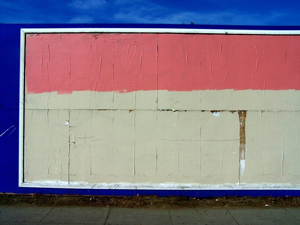 L’art subconscient de l’enlèvement des graffitis : Un buffing conservateur avec une discordance de peintures crée une nouvelle œuvre minimaliste.  