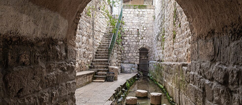 Temple Mount တောင်ခြေရှိ Gihon စိမ့်စမ်းသည် Jerusalem မြို့ကို ရာစုနှစ်ပေါင်းများစွာ သောက်ရေ ပံ့ပိုးနေခဲ့သည်။ ယနေ့ခေတ်တွင် ရှေးဟောင်းတူးမြောင်းစနစ်နှင့် Siloah ရေအိုင်တို့သည် ထူးခြားသော ရှေးဟောင်းသုတေသနပန်းခြံတစ်ခု၏ အစိတ်အပိုင်းဖြစ်သည်။