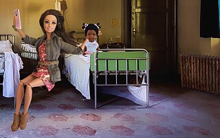 Barbie Savior (Barbie-spasitelka) navstevuje svojich africkych anjelikov v nemocnici - vyborna ukazka voluntourizmu v praxi.
