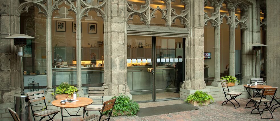 Le café du Musée des Arts appliqués est l’un des lieux les plus beaux et les plus calmes, situé au milieu de l’agitation du centre-ville