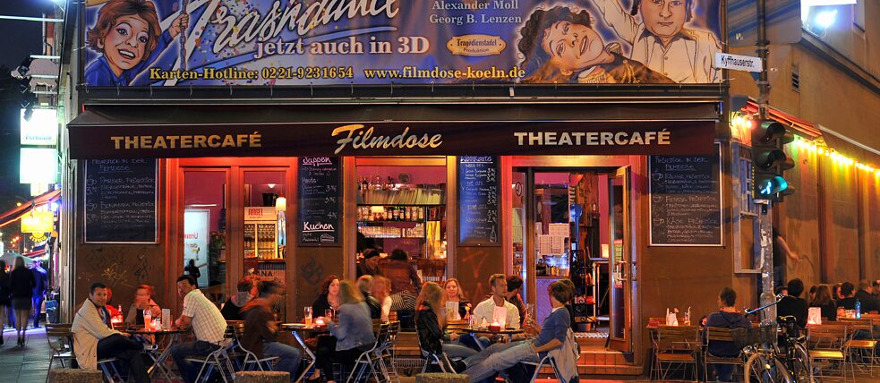 : À peu près tous les habitant-es de Cologne ont fréquenté la « Zülp » au cours de leurs folles années. Outre les bars, bistros et autres snack-bars, on peut profiter d’une vraie offre culturelle, par exemple au café-théâtre Filmdose ou au cinéma d’art et d’essai Off Broadway.