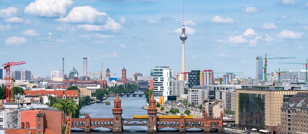 La Tour de télévision compte parmi les plus hauts édifices d'Allemagne et façonne le paysage urbain de la capitale.