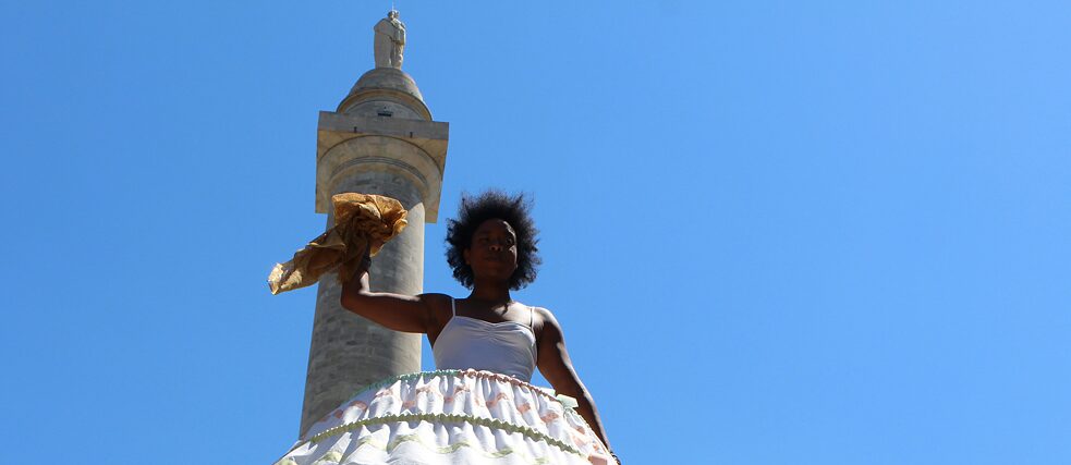 Ada Pinkston, participante de « Faconner le passé », devant le Washington Monument à Baltimore