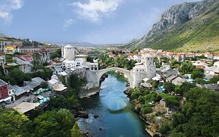 Alte Brücke über die Neretva – das Wahrzeichen von Mostar in Bosnien-Herzegowina. Im 19. Jahrhundert waren viele „Westler“ überzeugt, die Brücke sei römischen Ursprungs. Sie konnten sich nicht vorstellen, dass die Urheber eines solchen architektonischen Juwels „Türken“ sein konnten. 