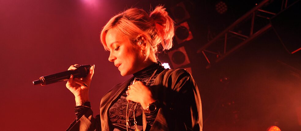 英國創作歌手莉莉･艾倫也在台地廣場的音樂俱樂部演唱過。 